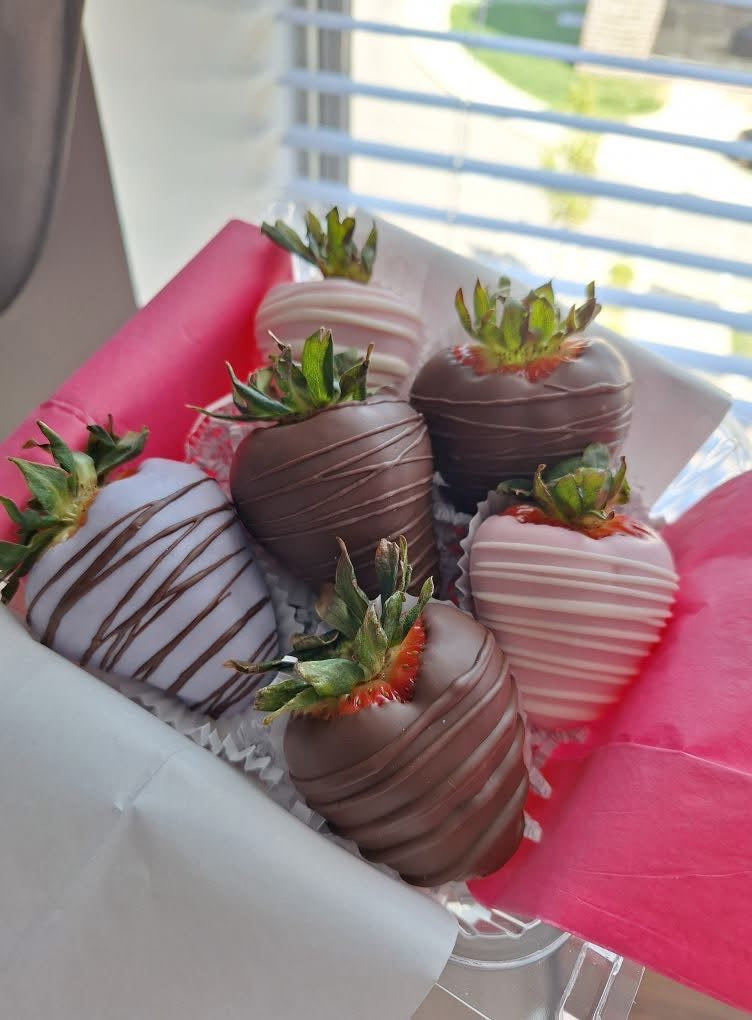 Velvet Dipped Strawberries - Dozen